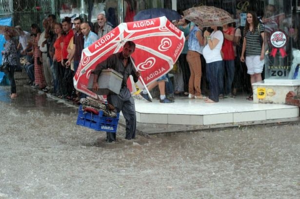Adana'da Yağış Sonrası Ev Ve İşyerlerini Su Bastı! 26