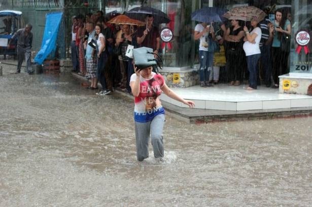 Adana'da Yağış Sonrası Ev Ve İşyerlerini Su Bastı! 27