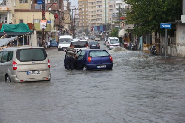 Adana'da Yağış Sonrası Ev Ve İşyerlerini Su Bastı! 28