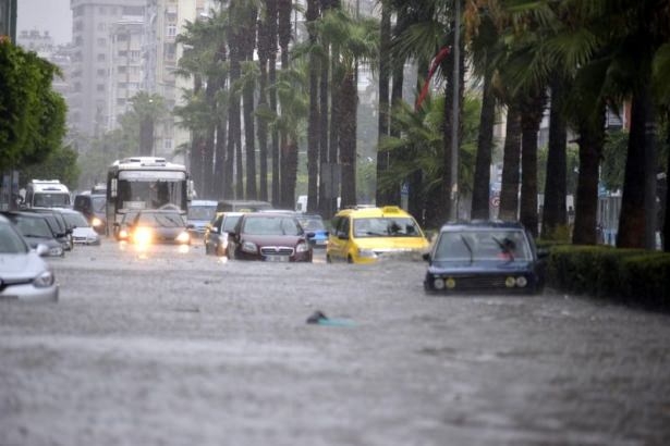 Adana'da Yağış Sonrası Ev Ve İşyerlerini Su Bastı! 29