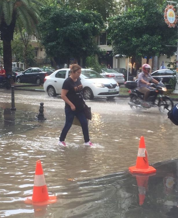 Adana'da Yağış Sonrası Ev Ve İşyerlerini Su Bastı! 3