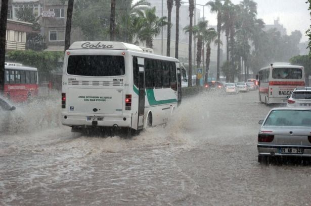 Adana'da Yağış Sonrası Ev Ve İşyerlerini Su Bastı! 30