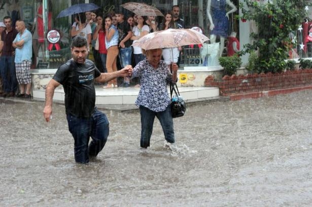 Adana'da Yağış Sonrası Ev Ve İşyerlerini Su Bastı! 31