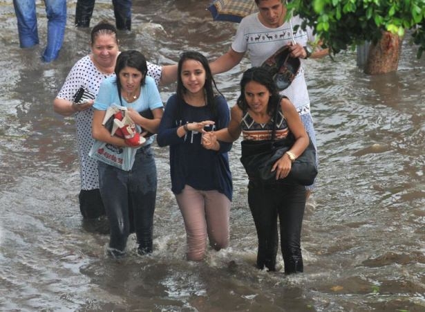 Adana'da Yağış Sonrası Ev Ve İşyerlerini Su Bastı! 32