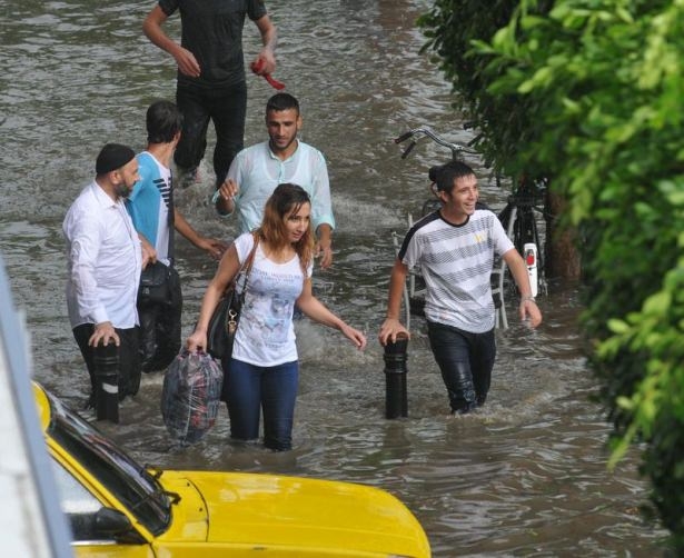 Adana'da Yağış Sonrası Ev Ve İşyerlerini Su Bastı! 38