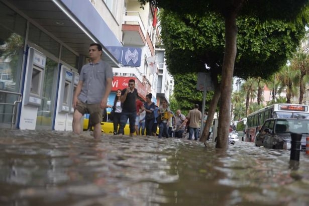 Adana'da Yağış Sonrası Ev Ve İşyerlerini Su Bastı! 39
