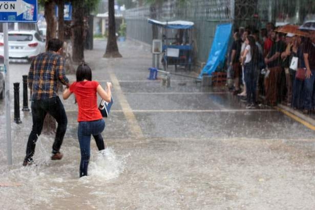Adana'da Yağış Sonrası Ev Ve İşyerlerini Su Bastı! 4