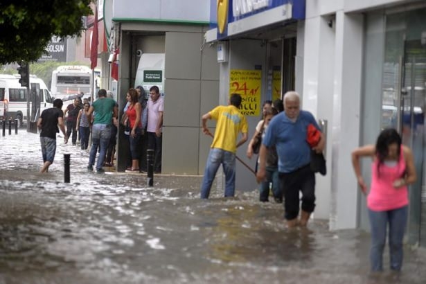Adana'da Yağış Sonrası Ev Ve İşyerlerini Su Bastı! 40