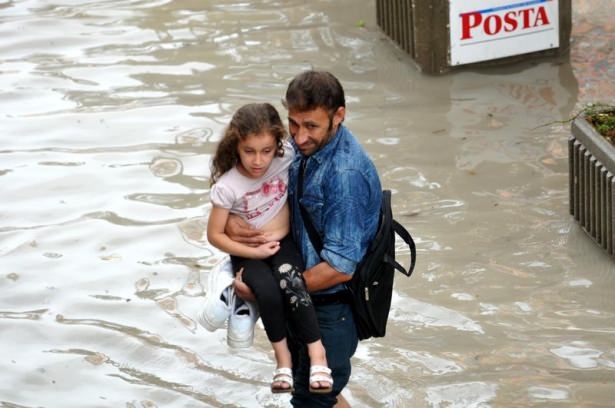 Adana'da Yağış Sonrası Ev Ve İşyerlerini Su Bastı! 42