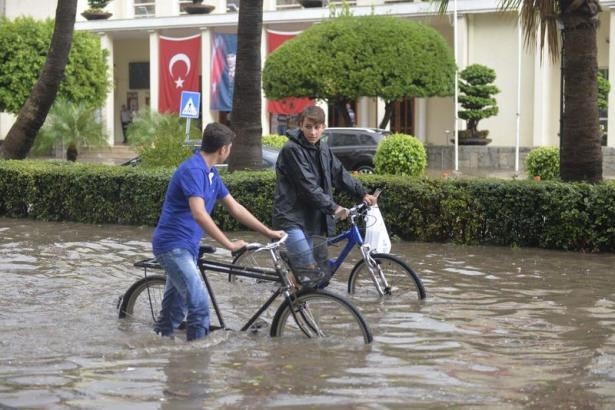 Adana'da Yağış Sonrası Ev Ve İşyerlerini Su Bastı! 43