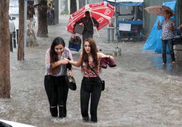 Adana'da Yağış Sonrası Ev Ve İşyerlerini Su Bastı! 5