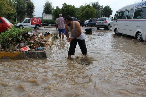 Adana'da Yağış Sonrası Ev Ve İşyerlerini Su Bastı! 53
