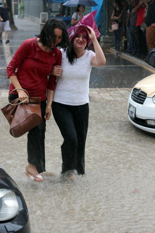 Adana'da Yağış Sonrası Ev Ve İşyerlerini Su Bastı! 54