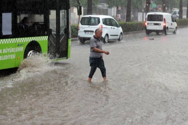 Adana'da Yağış Sonrası Ev Ve İşyerlerini Su Bastı! 6