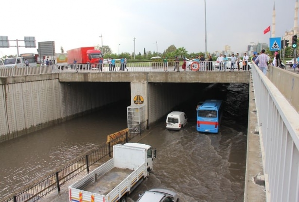 Adana'da Yağış Sonrası Ev Ve İşyerlerini Su Bastı! 63