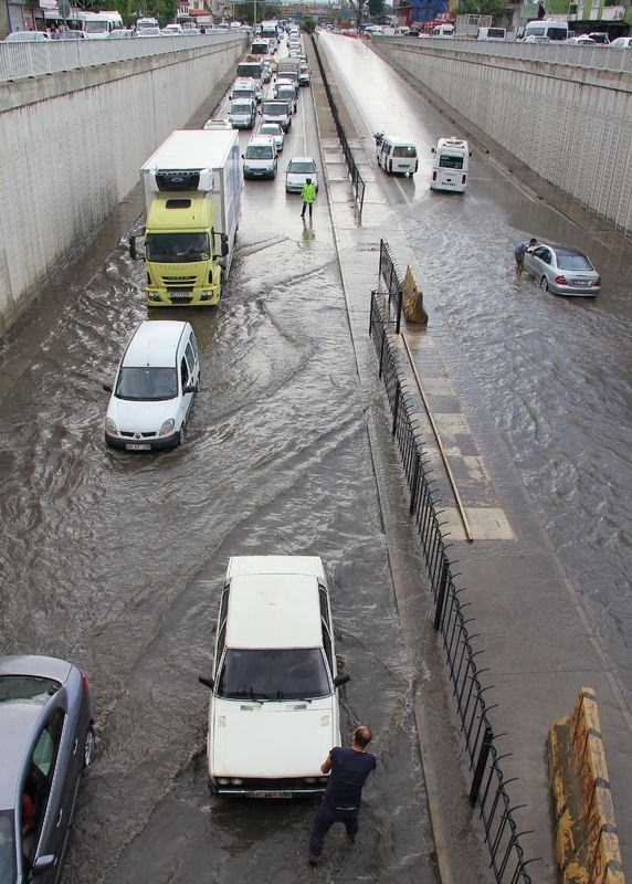 Adana'da Yağış Sonrası Ev Ve İşyerlerini Su Bastı! 68