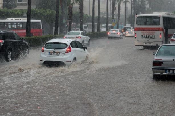 Adana'da Yağış Sonrası Ev Ve İşyerlerini Su Bastı! 7