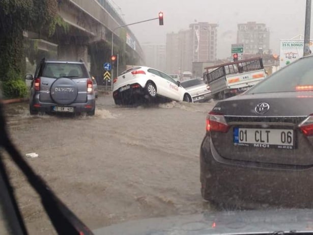 Adana'da Yağış Sonrası Ev Ve İşyerlerini Su Bastı! 8