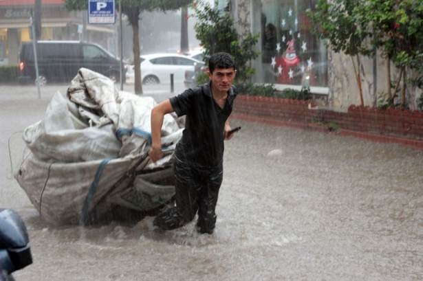 Adana'da Yağış Sonrası Ev Ve İşyerlerini Su Bastı! 9