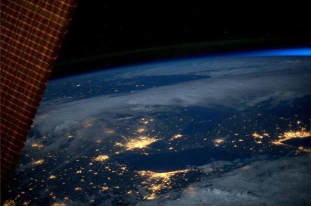 Dünya Gece Uzaydan Böyle Görünüyor! 36