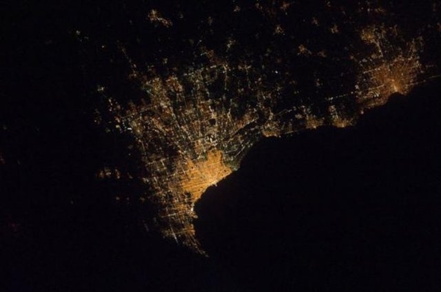 Dünya Gece Uzaydan Böyle Görünüyor! 44