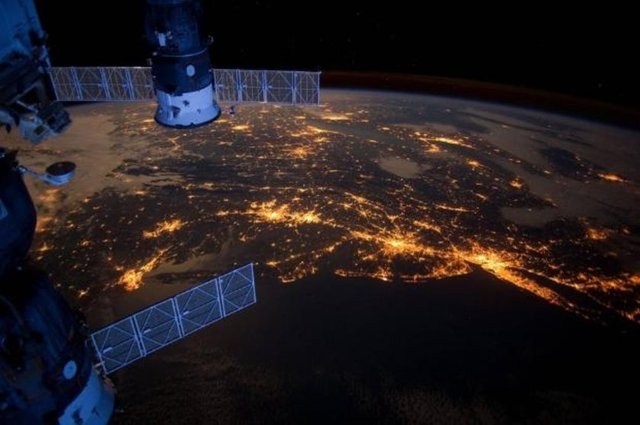 Dünya Gece Uzaydan Böyle Görünüyor! 64