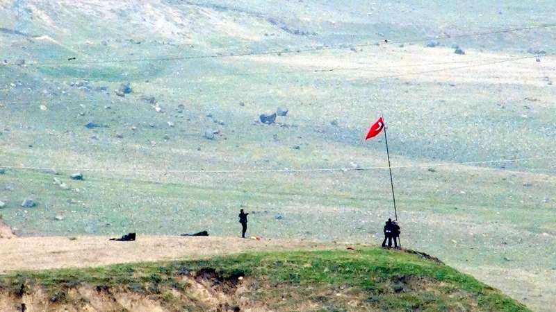 Çatışmanın Ortasında Türk Bayrağı Astılar! 5