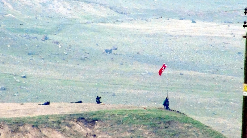 Çatışmanın Ortasında Türk Bayrağı Astılar! 6
