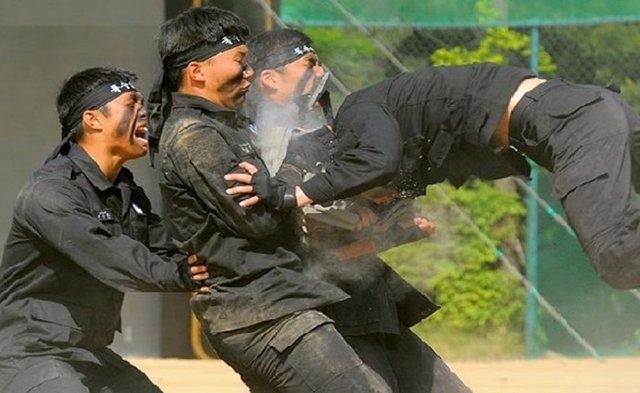 Çin'li Muhafızların İnanılmaz Eğitimi! 21