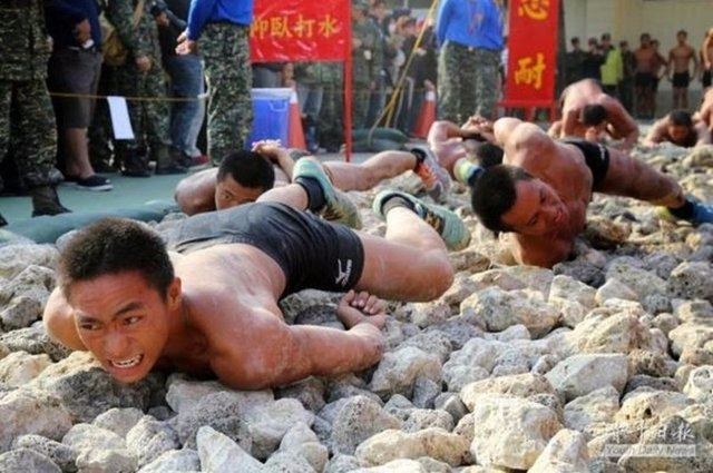 Çin'li Muhafızların İnanılmaz Eğitimi! 24