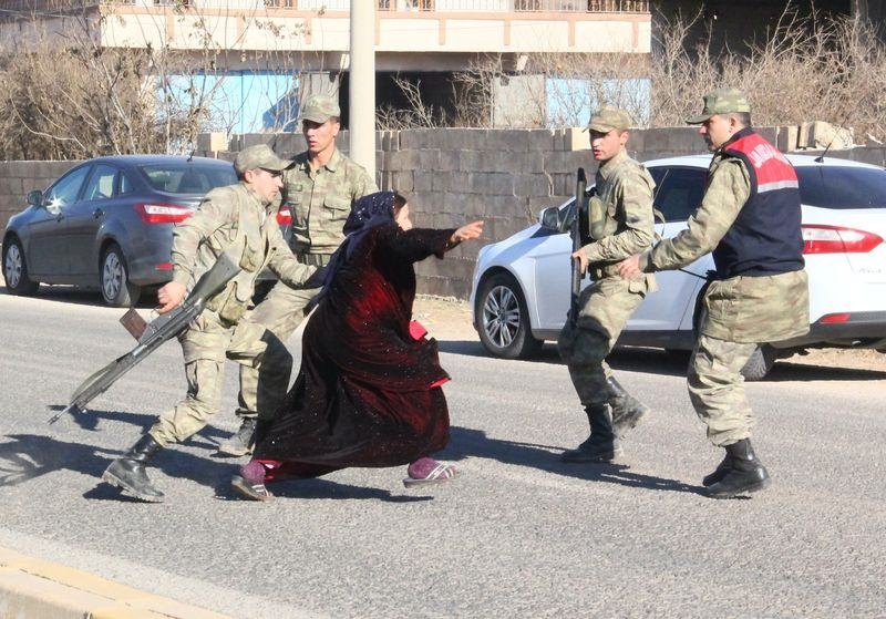 Ev Yakmaya Giden Kadınları Jandarma Durdurdu! 1