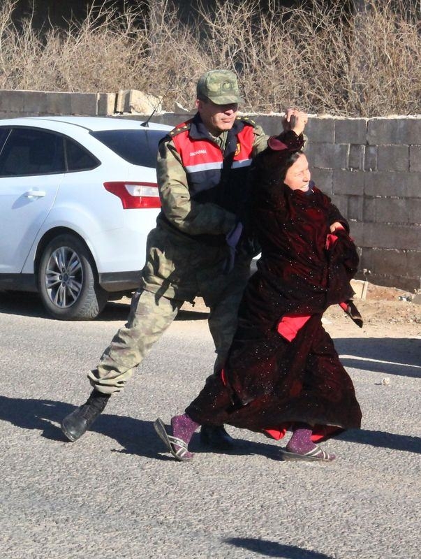 Ev Yakmaya Giden Kadınları Jandarma Durdurdu! 12