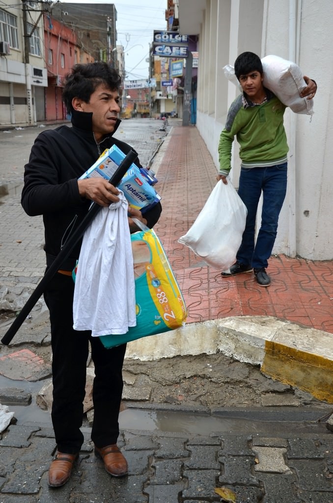 Silopi'de Polisten Vatandaşa Gıda Yardımı 11