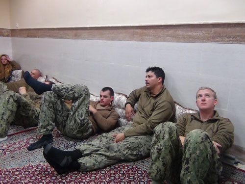 İran Esir ABD Askerlerini Bıraktı 3