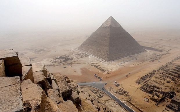 Piramitlere Tırmanan Turist Gözaltında 1