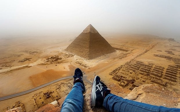 Piramitlere Tırmanan Turist Gözaltında 2