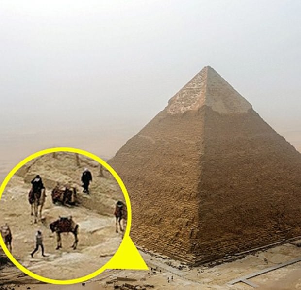 Piramitlere Tırmanan Turist Gözaltında 6
