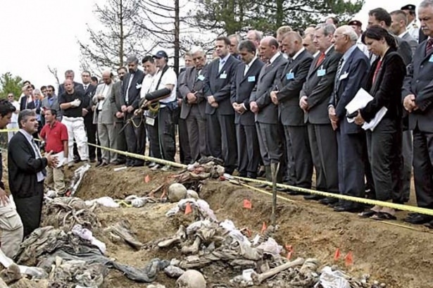 Srebrenitsa katliamının korkunç fotoğrafları 23