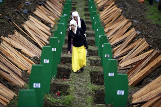 Srebrenitsa katliamının korkunç fotoğrafları 31