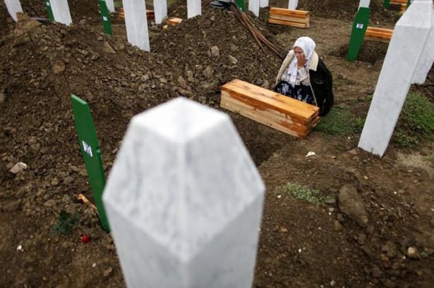 Srebrenitsa katliamının korkunç fotoğrafları 35