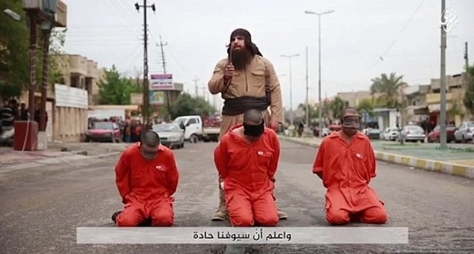 IŞİD sokak ortasında 3 kişinin kafasını kesti 2