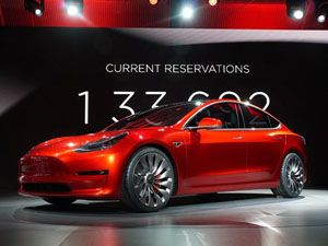 Tesla Model 3 görücüye çıktı