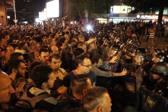 Protestocular Cumhurbaşkanlığı ofisini bastı 10