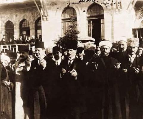 Mustafa Kemal Meclis'in dualarla ve namazla açılmasını emretmiş 1