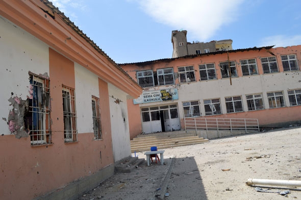 PKK'lı teröristler 10 okulu kullanılamaz hale getirdi 1
