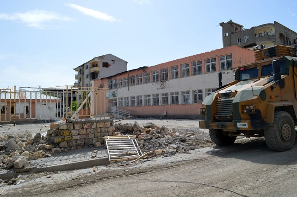 PKK'lı teröristler 10 okulu kullanılamaz hale getirdi 12