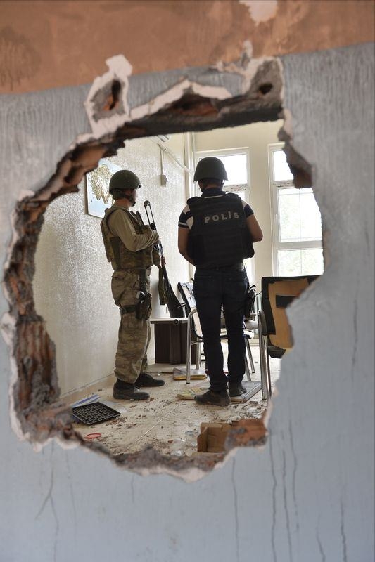 PKK'lı teröristler cami ve okulu yakıp yıktı! 1