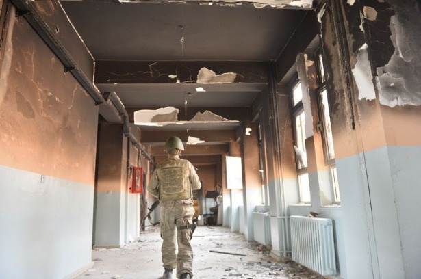 PKK'lı teröristler cami ve okulu yakıp yıktı! 10