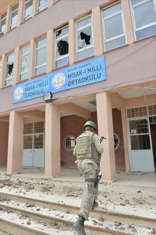 PKK'lı teröristler cami ve okulu yakıp yıktı! 12