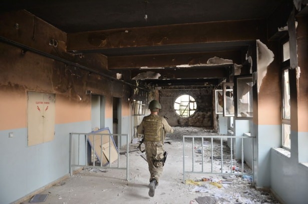 PKK'lı teröristler cami ve okulu yakıp yıktı! 3